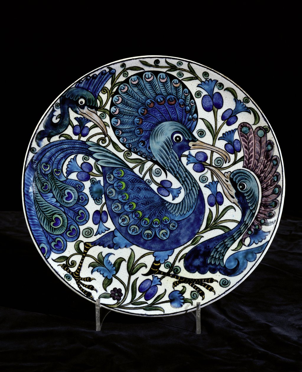 Lader med fantastiske påfugler, blader og frukt, malt av Charles Passenger, 1888-97 (keramikk) av William de Morgan