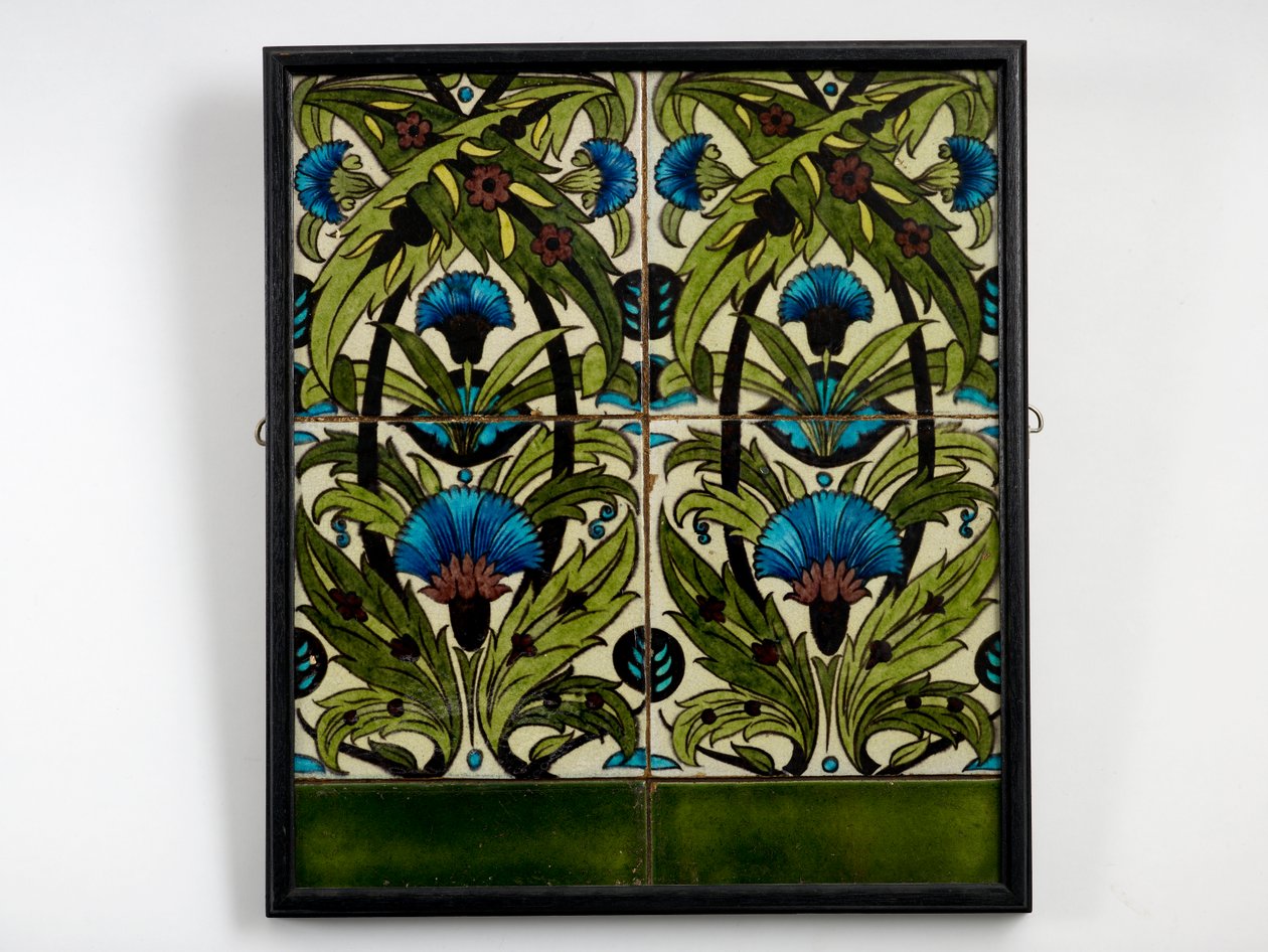 Panel med seks fliser, fire malt med 'persiske' nelliker i blått og turkis, sammenflettet stilker og løvverk, med to grønne kantfliser (keramikk) av William de Morgan