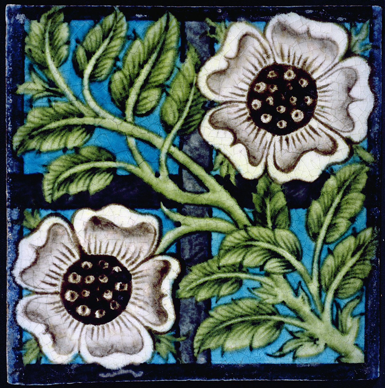 Fliser med blomsterdesign (keramikk) av William de Morgan