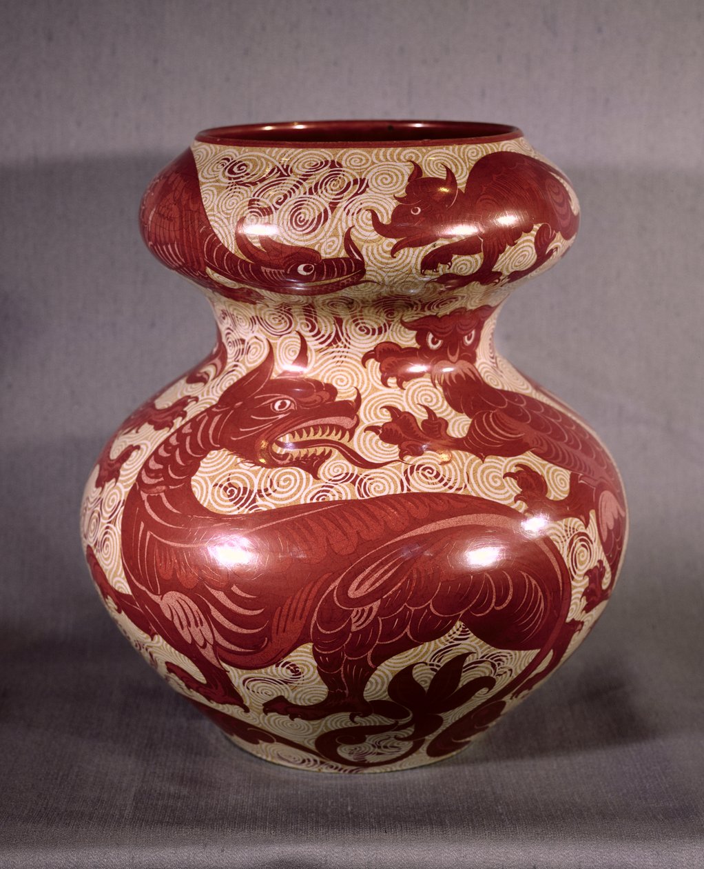 Vase dekorert med et design av drager i rubinrød glans på kremfarget lertøy, sent på 1800-tallet (lustreware) av William de Morgan