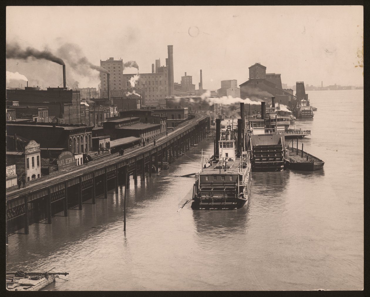 Mississippi Riverfront under flommen i 1890; detaljer om elvebåter. av William G. Swekosky