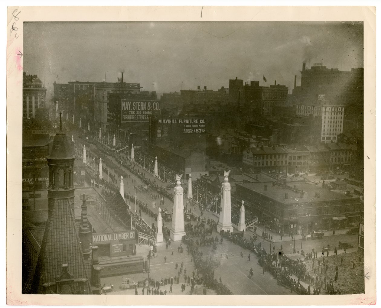 Veteraner fra første verdenskrig fra 12. ingeniører paraderte nedover tolvte gate 13. mai 1919. av William G. Swekosky