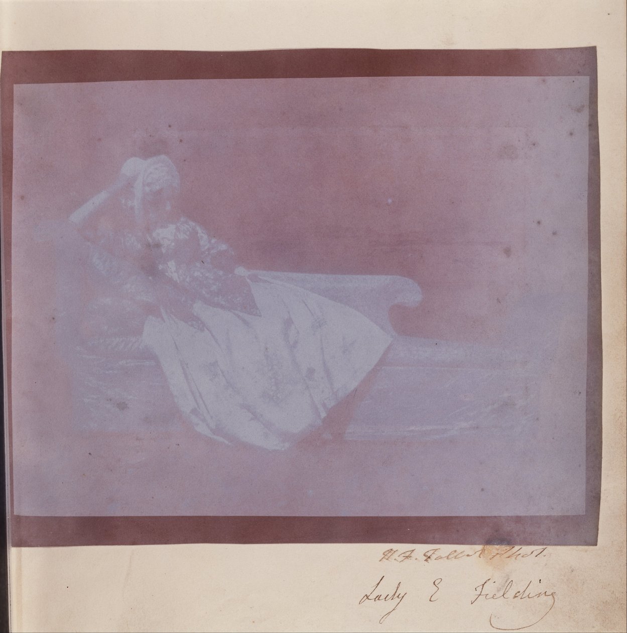 (Lady Elizabeth Fielding på Chintz Chair) av William Henry Fox Talbot