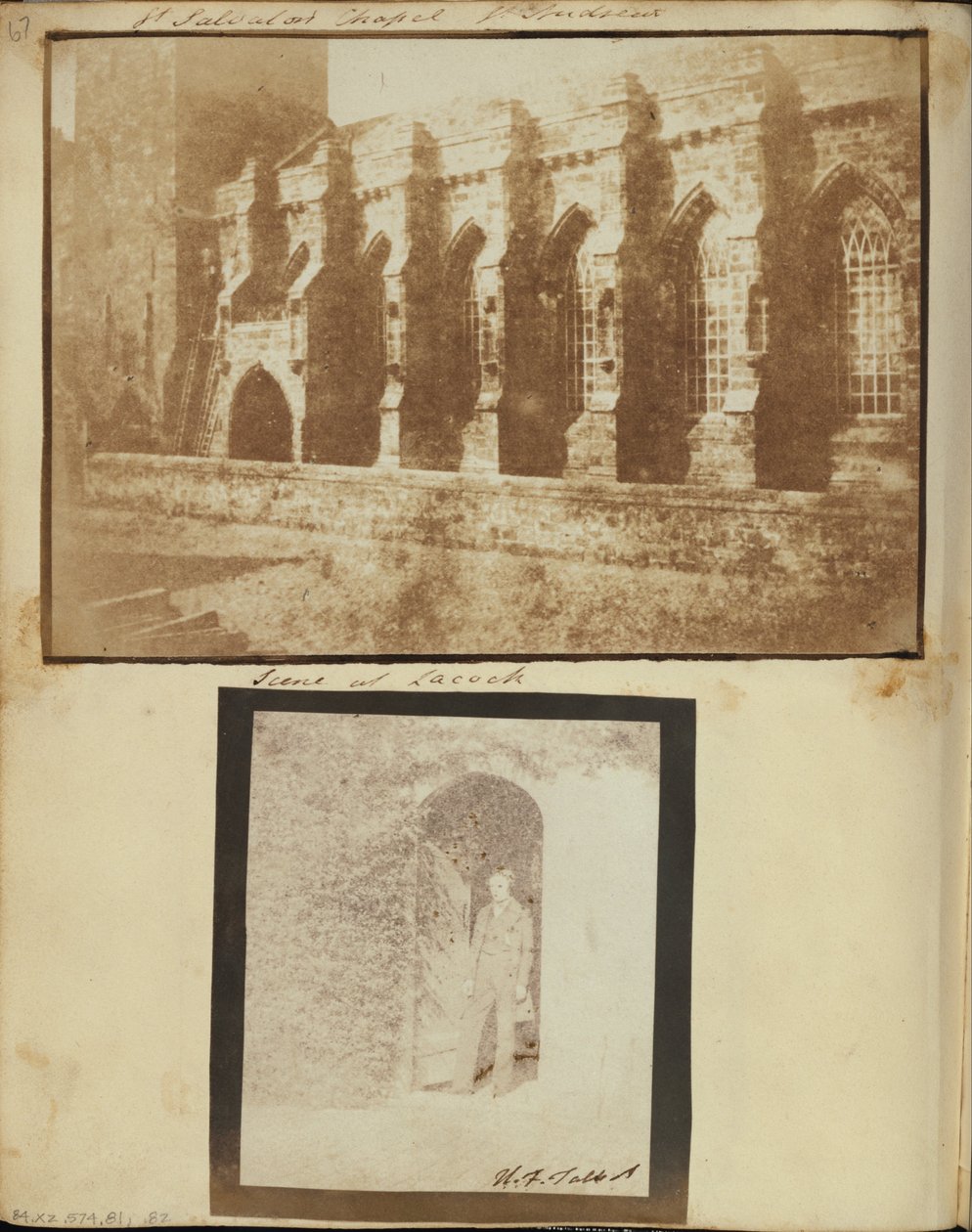 En mann som står i en døråpning i Lacock Abbey av William Henry Fox Talbot
