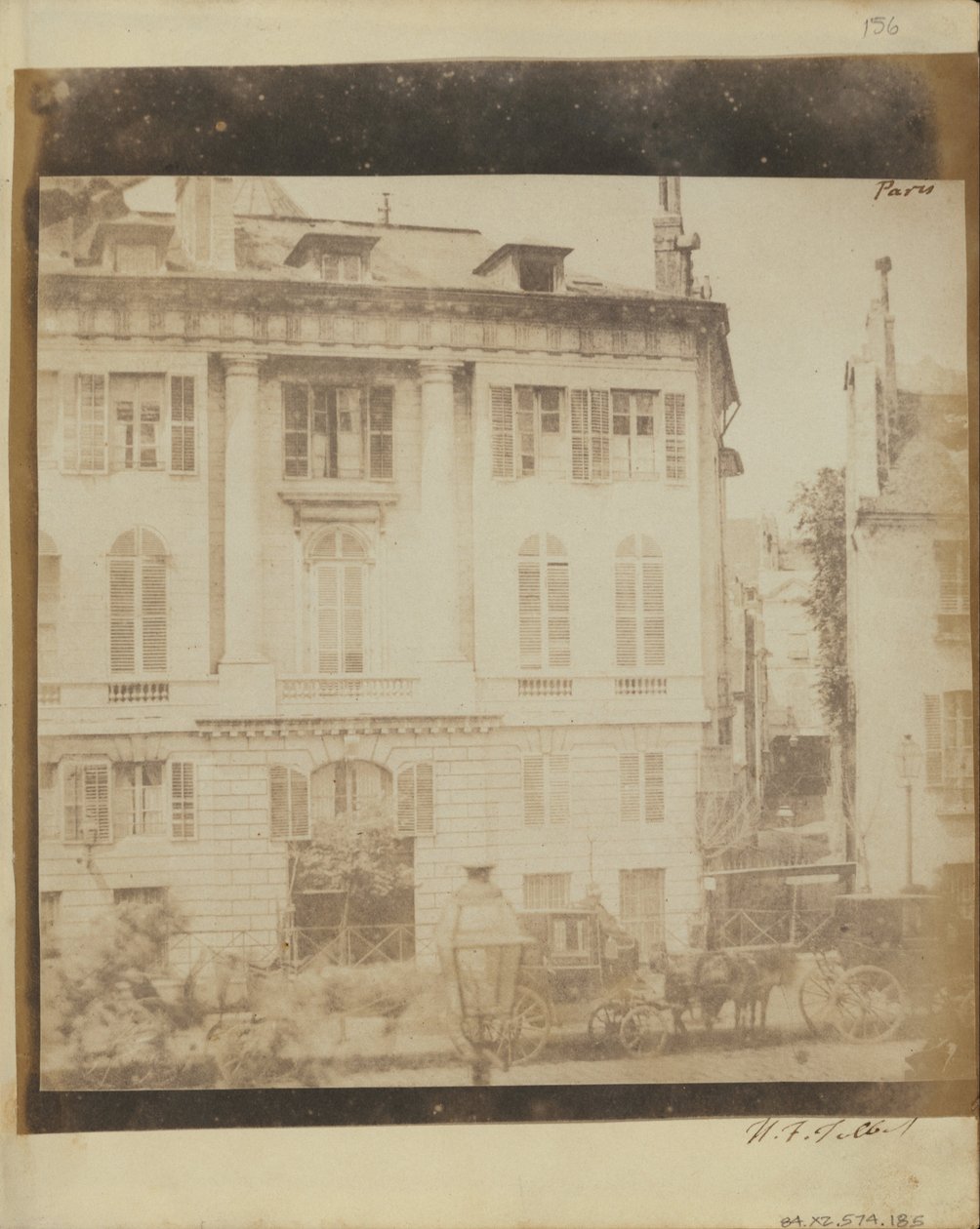 Vogner før en Paris -bolig. av William Henry Fox Talbot