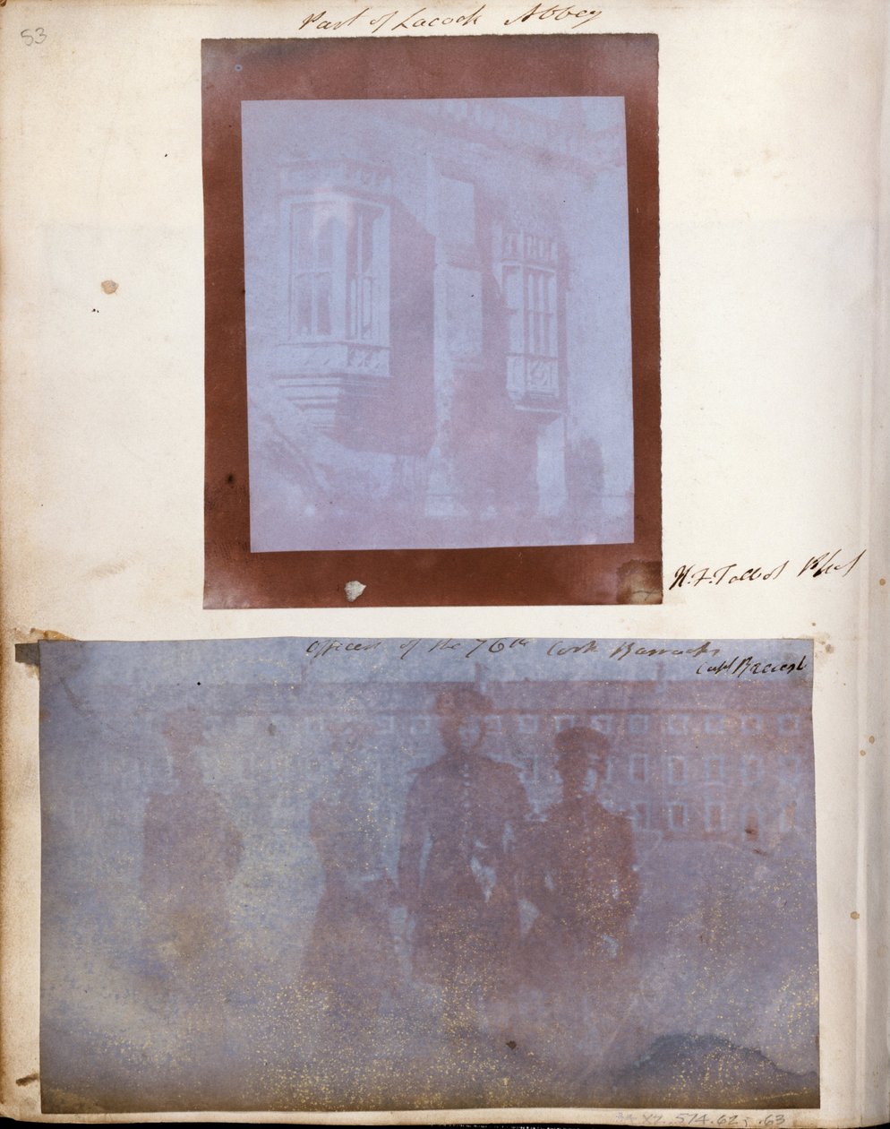 Del av sørfronten av Lacock Abbey. av William Henry Fox Talbot