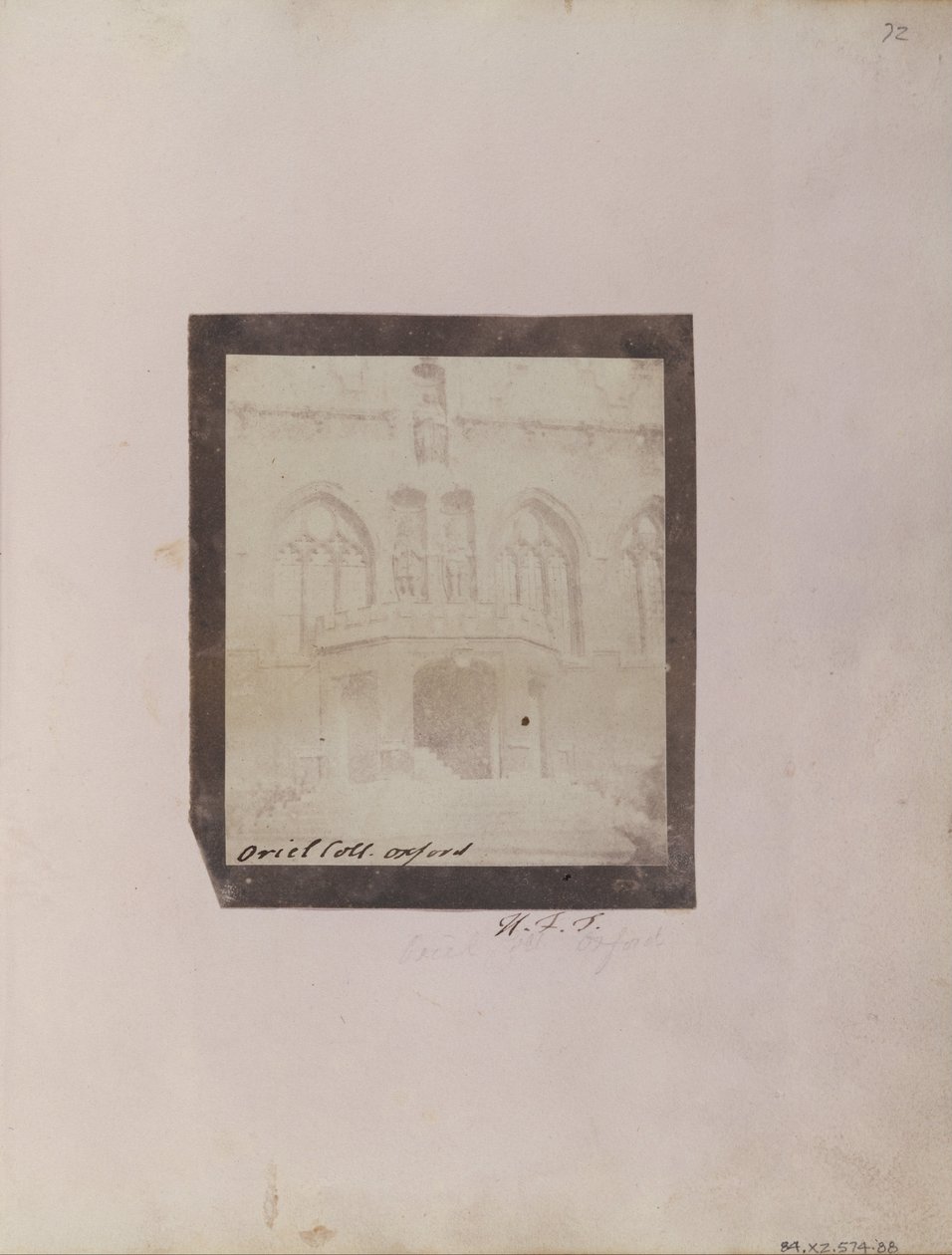 The Porch in the Front Quad av Oriel College, Oxford. av William Henry Fox Talbot