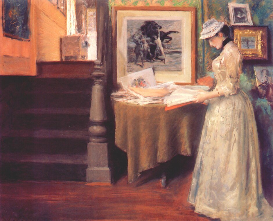 Interiør, ung kvinne ved et bord av William Merritt Chase
