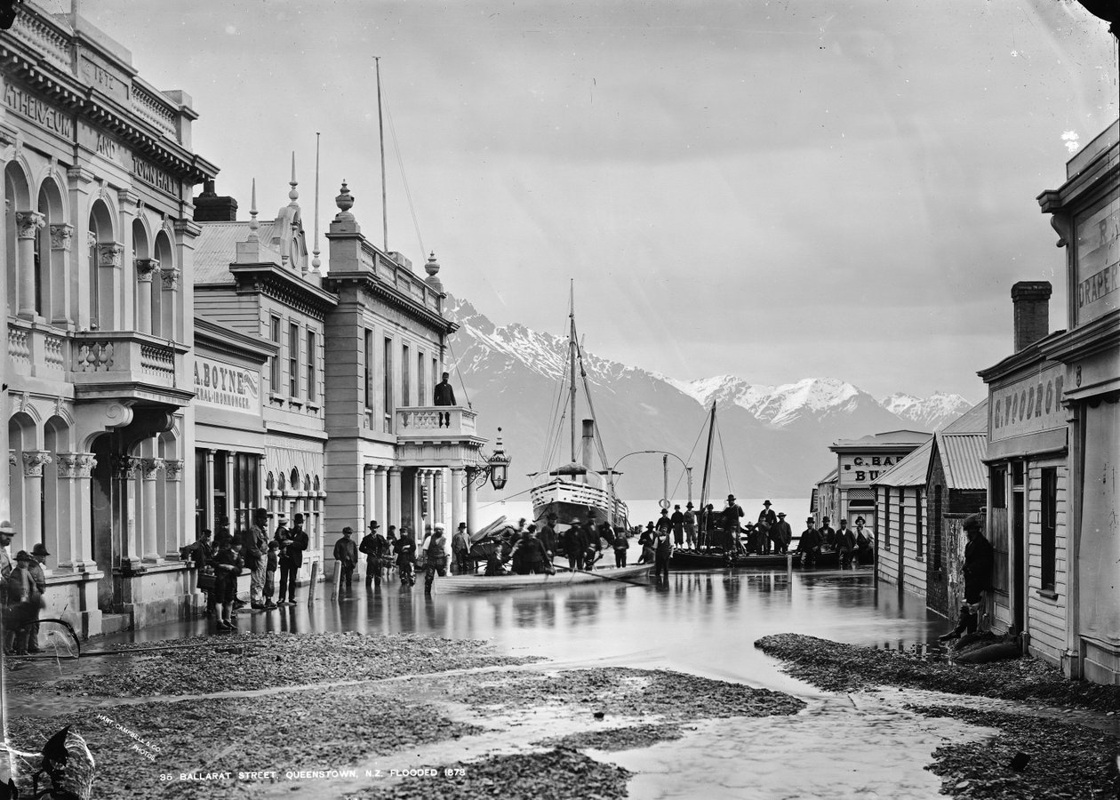 Ballarat Street, Queenstown, NZ, oversvømmet 1878 av William P. Hart