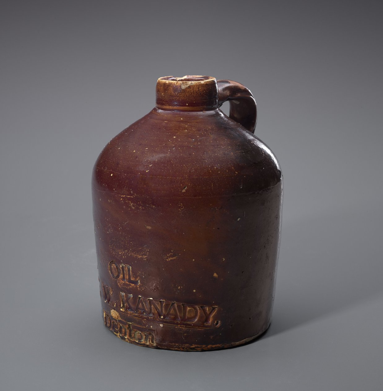Quart Jug, ca. 1890-1905 (slipglasert steintøy) av William (attr.to) Wilson