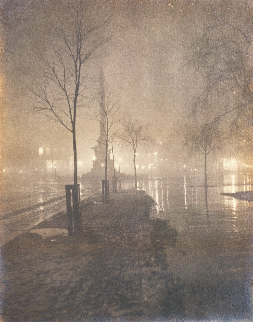 A Wet Night, Columbus Circle, New York, 1897-98 av William A. Fraser