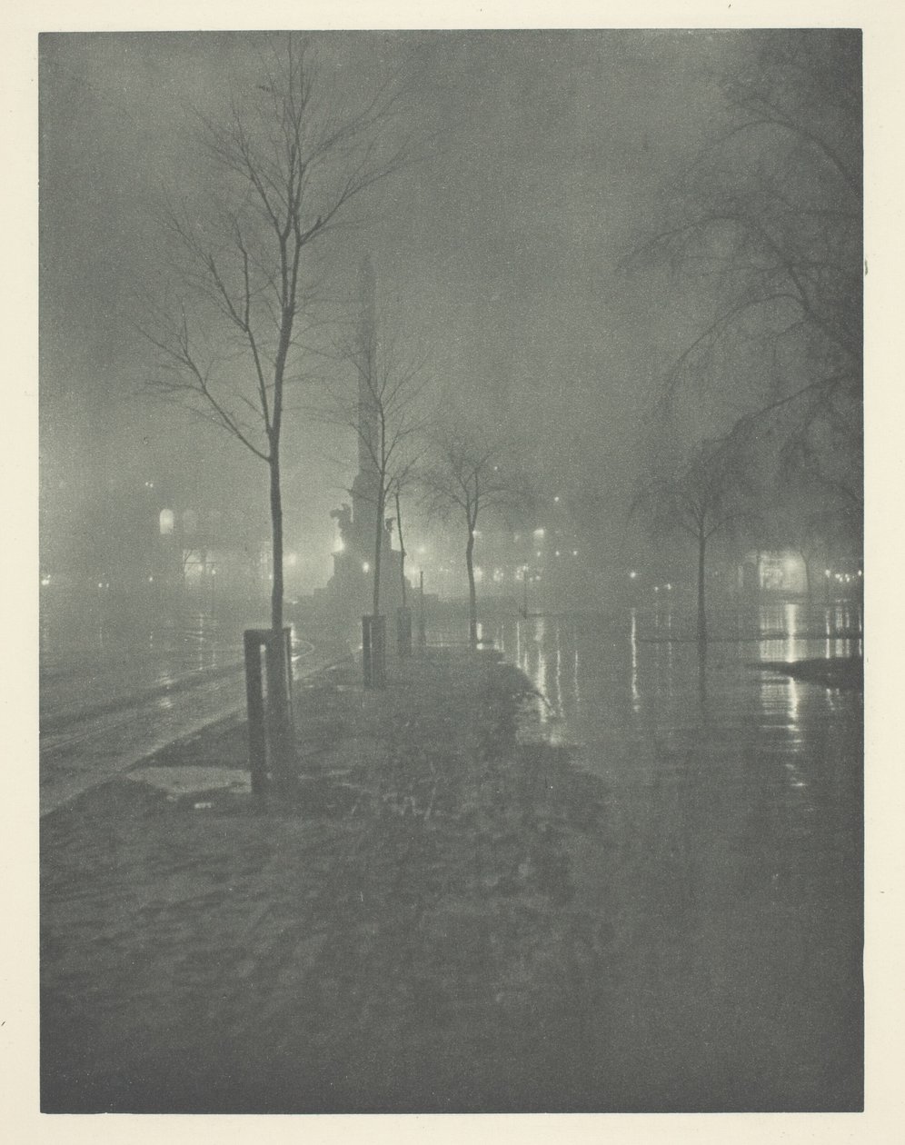 Wet Night, Columbus Circle, New York av William A. Fraser
