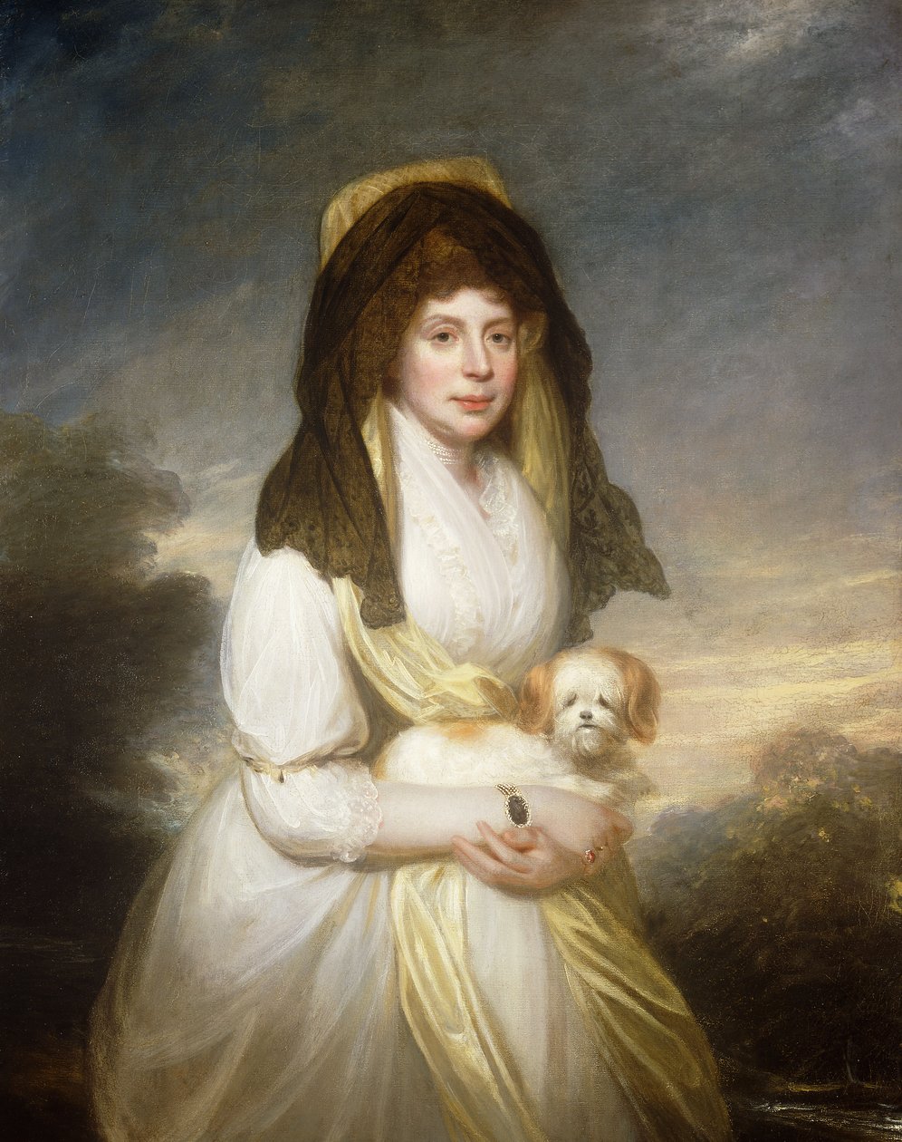 Portrett av dronning Charlotte, tre-kvarts lengde, i en hvit kjole, et gult sjal og svart mantilla, holder en maltesisk hund, på eiendommen til Frogmore House, av William Beechey