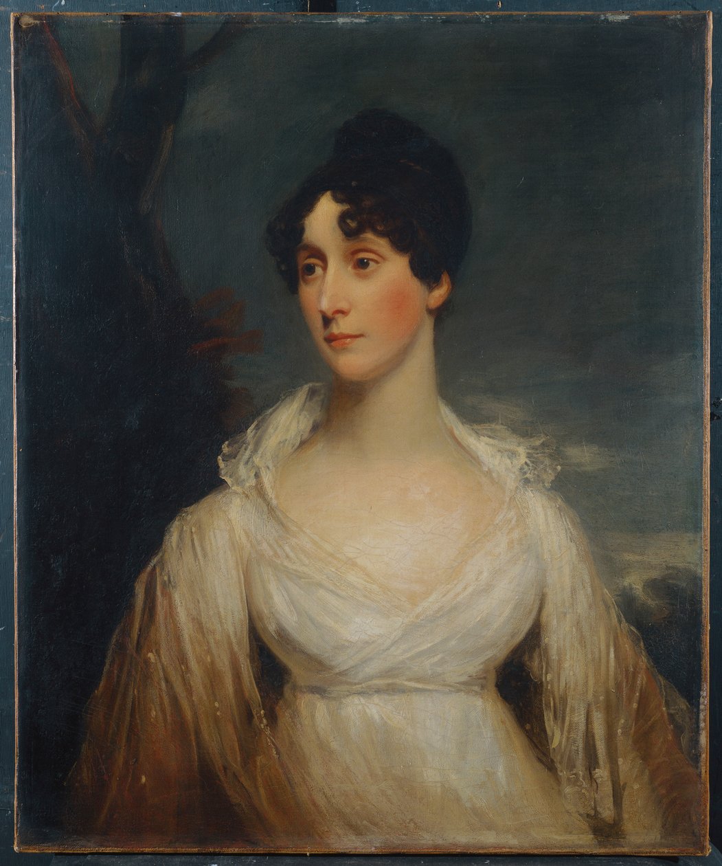Portrett av en dame sittende, halv lengde, iført en hvit kjole av William Beechey