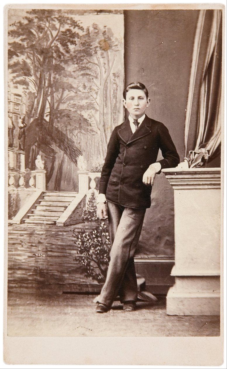 Studioportrett av ung mann foran malt bakgrunn av trapper og hage av William Bentley