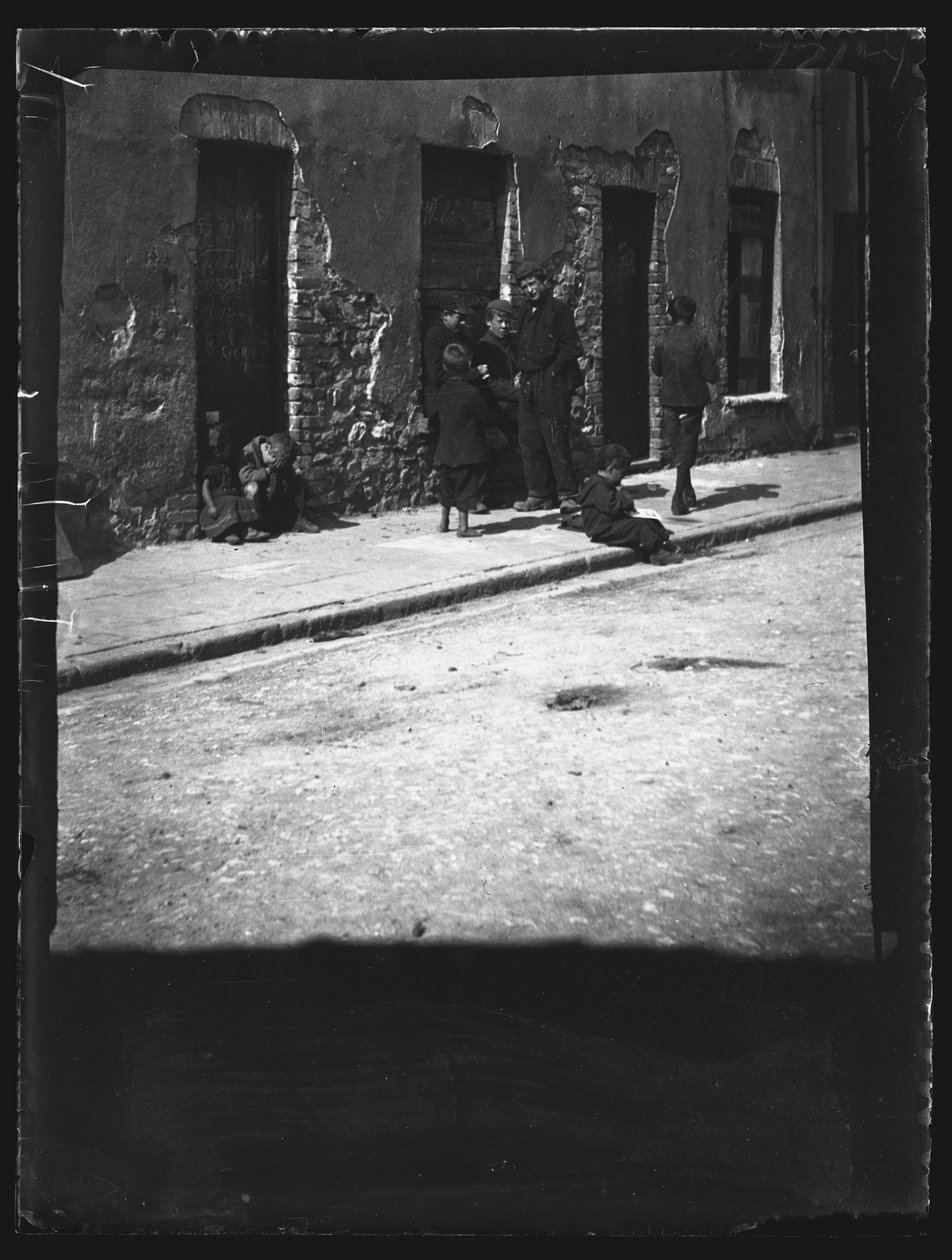 Halket Street, Cardiff, 1892. av William Booth