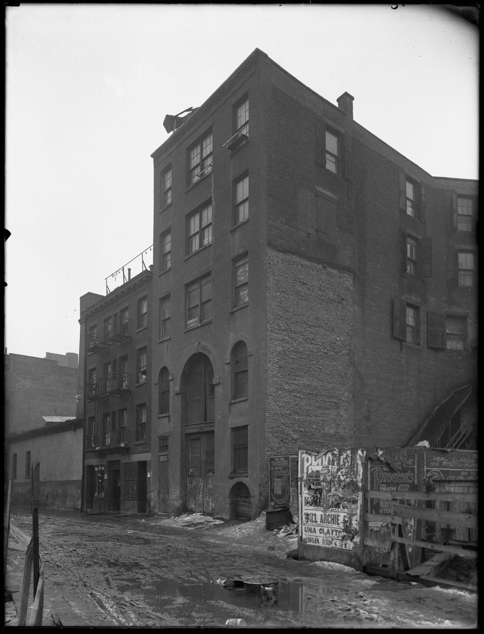 63 Downing Street, New York City, 18. februar 1916 av William Davis Hassler