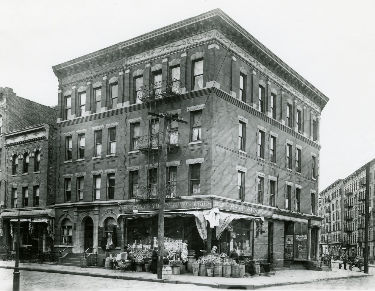 767 East 152nd Street, 7. desember 1915 av William Davis Hassler