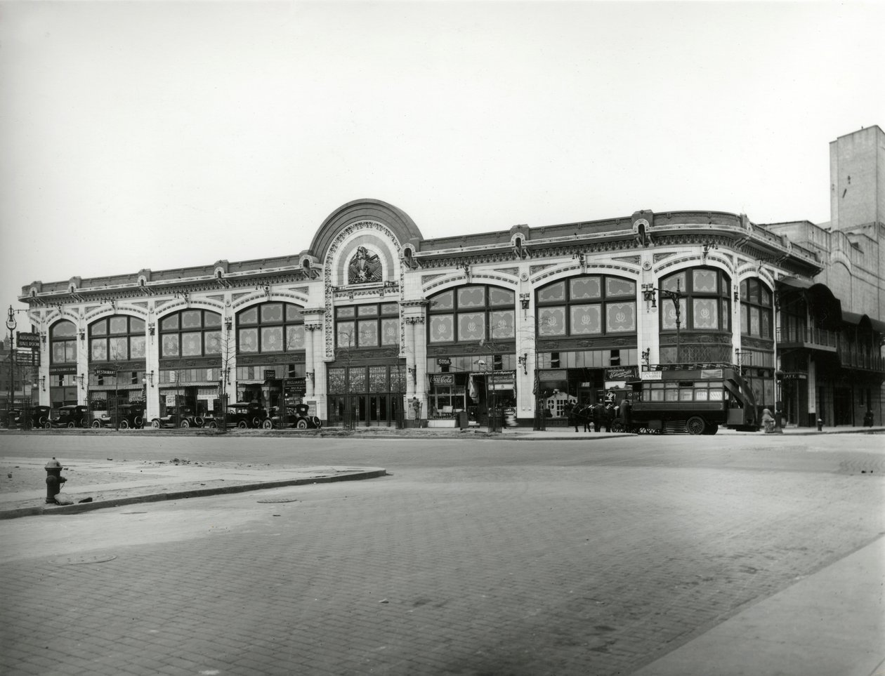 Audubon Ballroom, 165th Street og Broadway, ca. 1910-21 av William Davis Hassler