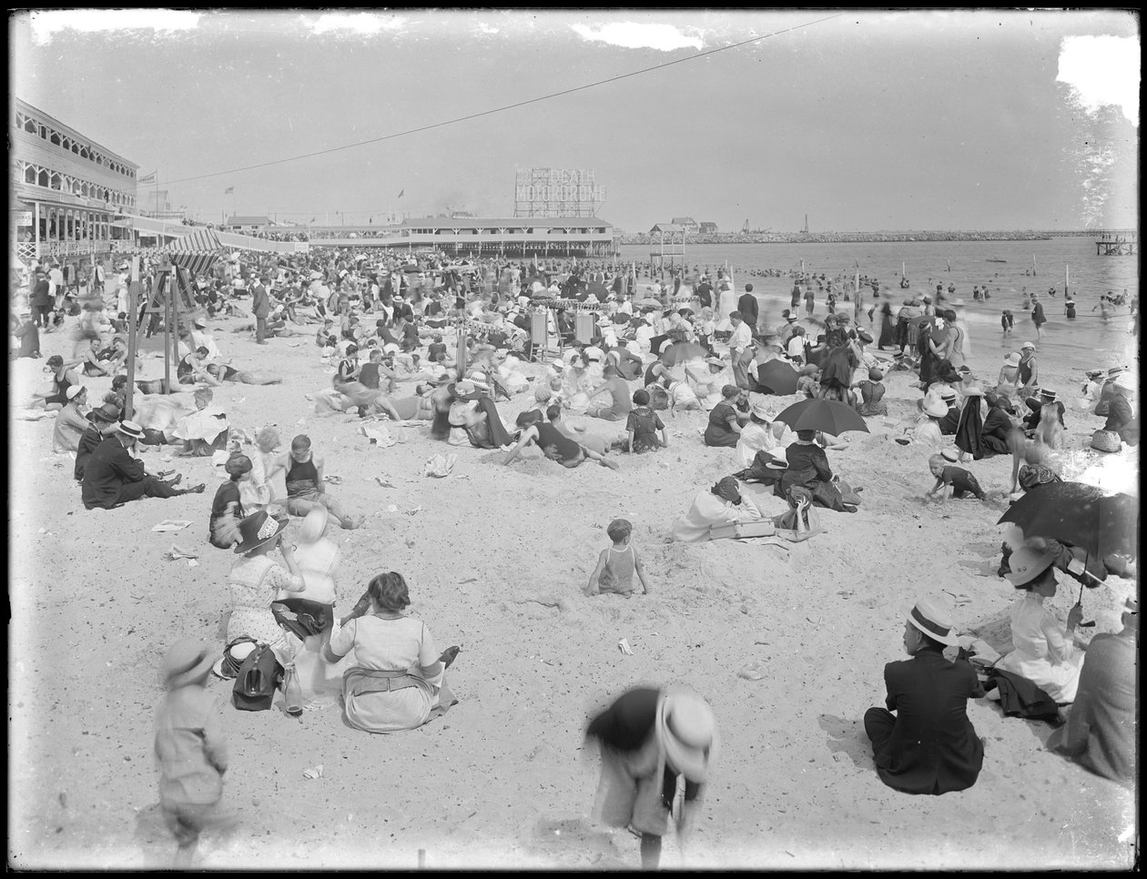 Badende ved Brighton Beach, Brooklyn, 3. august 1912 av William Davis Hassler