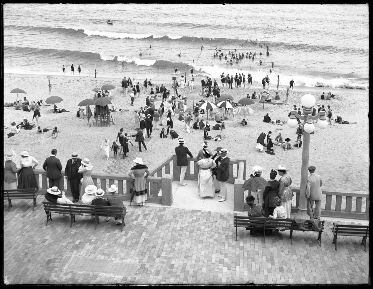 Strandgjengere og badegjester, Deal, New Jersey, juli 1916 av William Davis Hassler