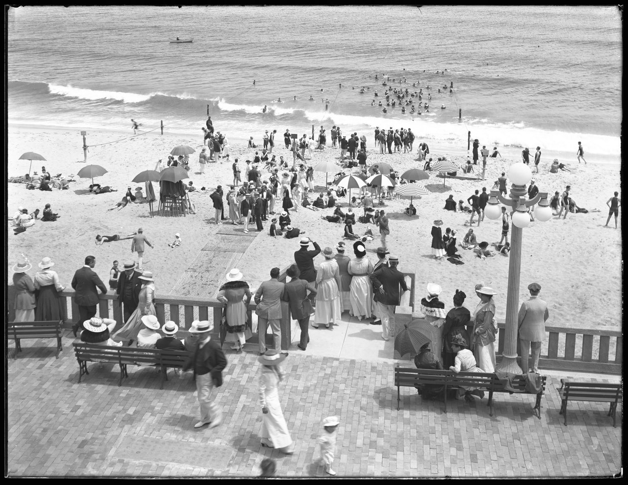 Strandgjengere og badegjester, Deal, New Jersey, juli 1916 av William Davis Hassler