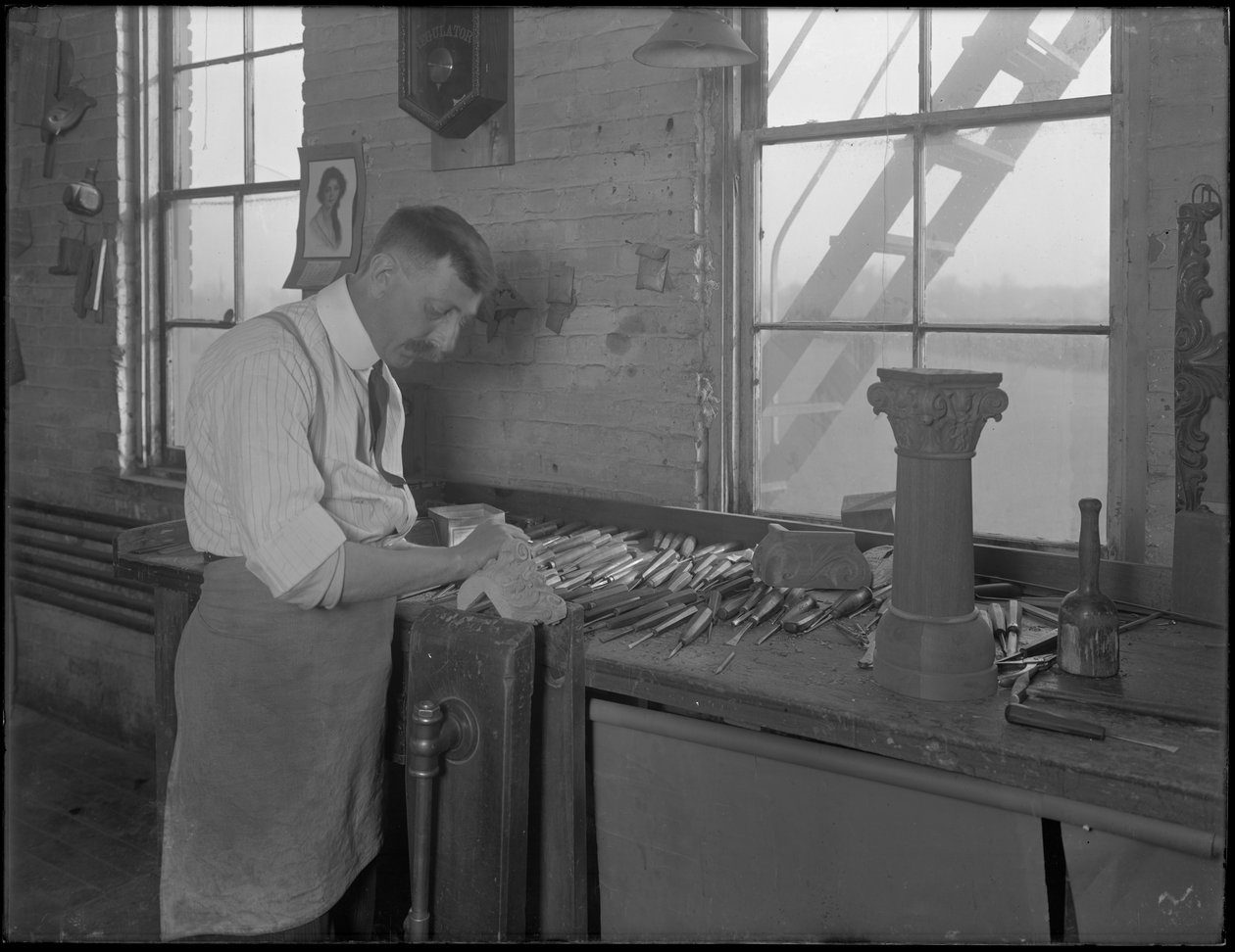 Carver arbeider med kisteprydninger, Oneida, New York, 3. april 1916 av William Davis Hassler
