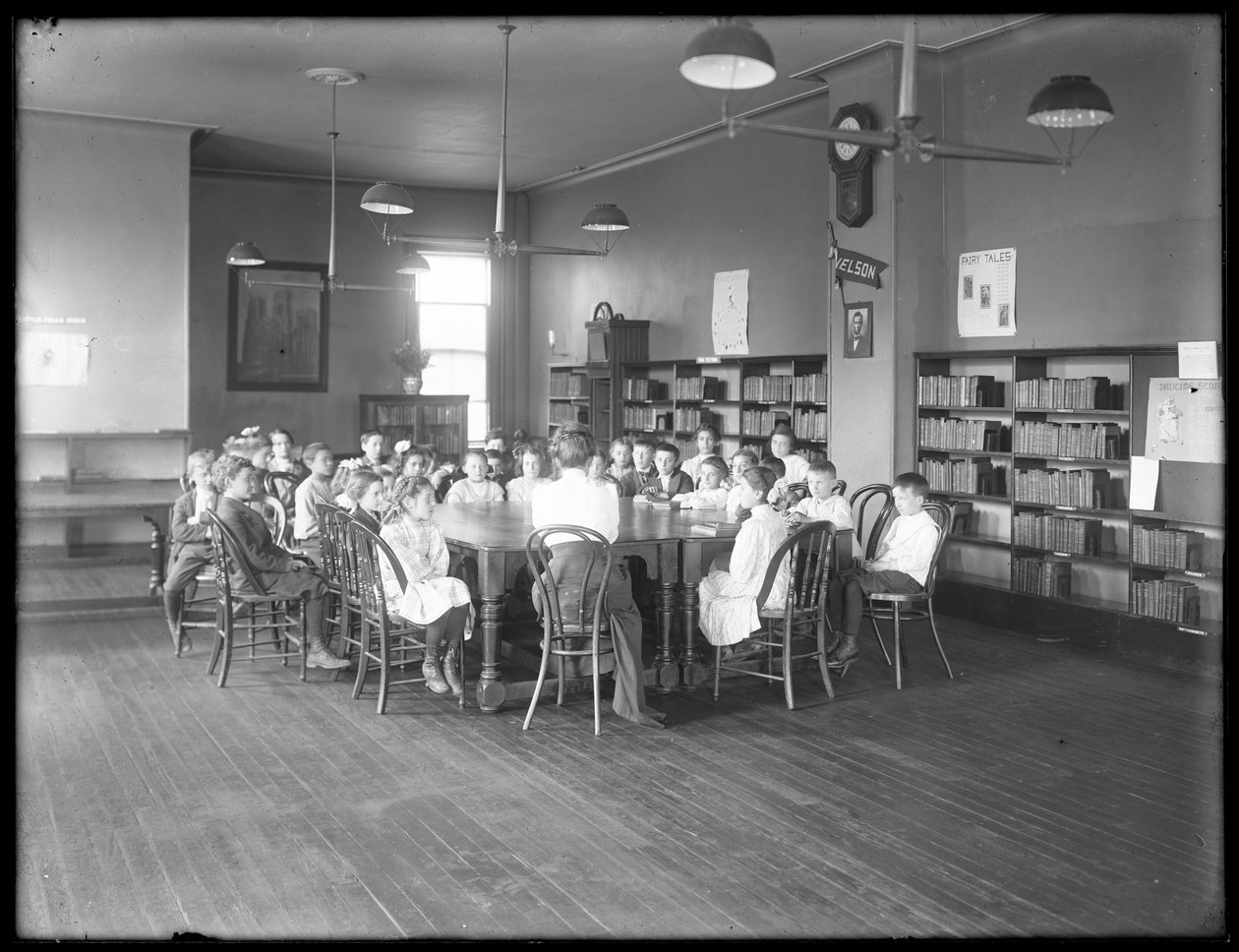 Barn lytter til en kvinne på lesesalen til en uidentifisert filial av Queens Borough Public Library, ca. 1910 av William Davis Hassler