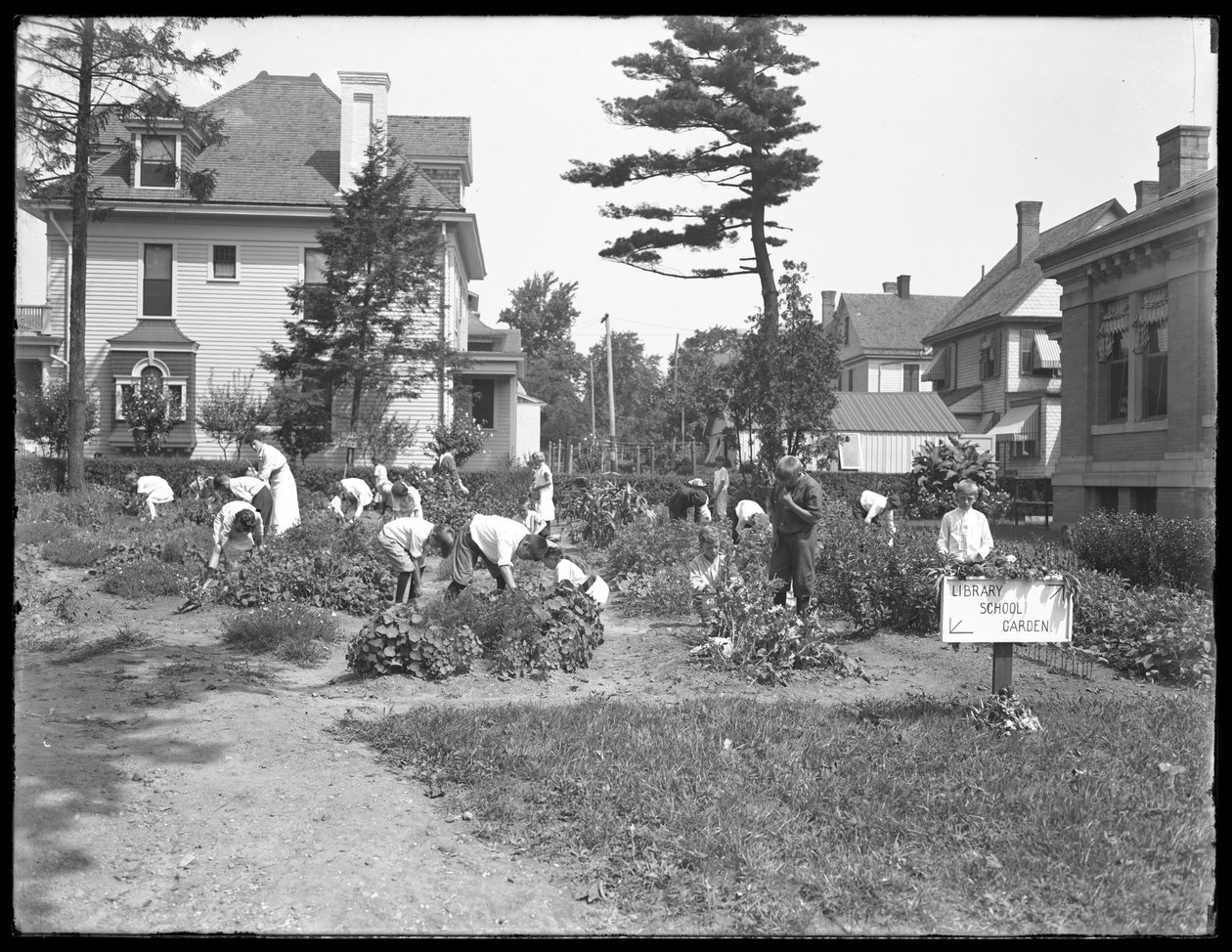 Barn som jobber i hagen ved Poppenhusen-avdelingen til Queens Borough Public Library, 14. august 1915 av William Davis Hassler