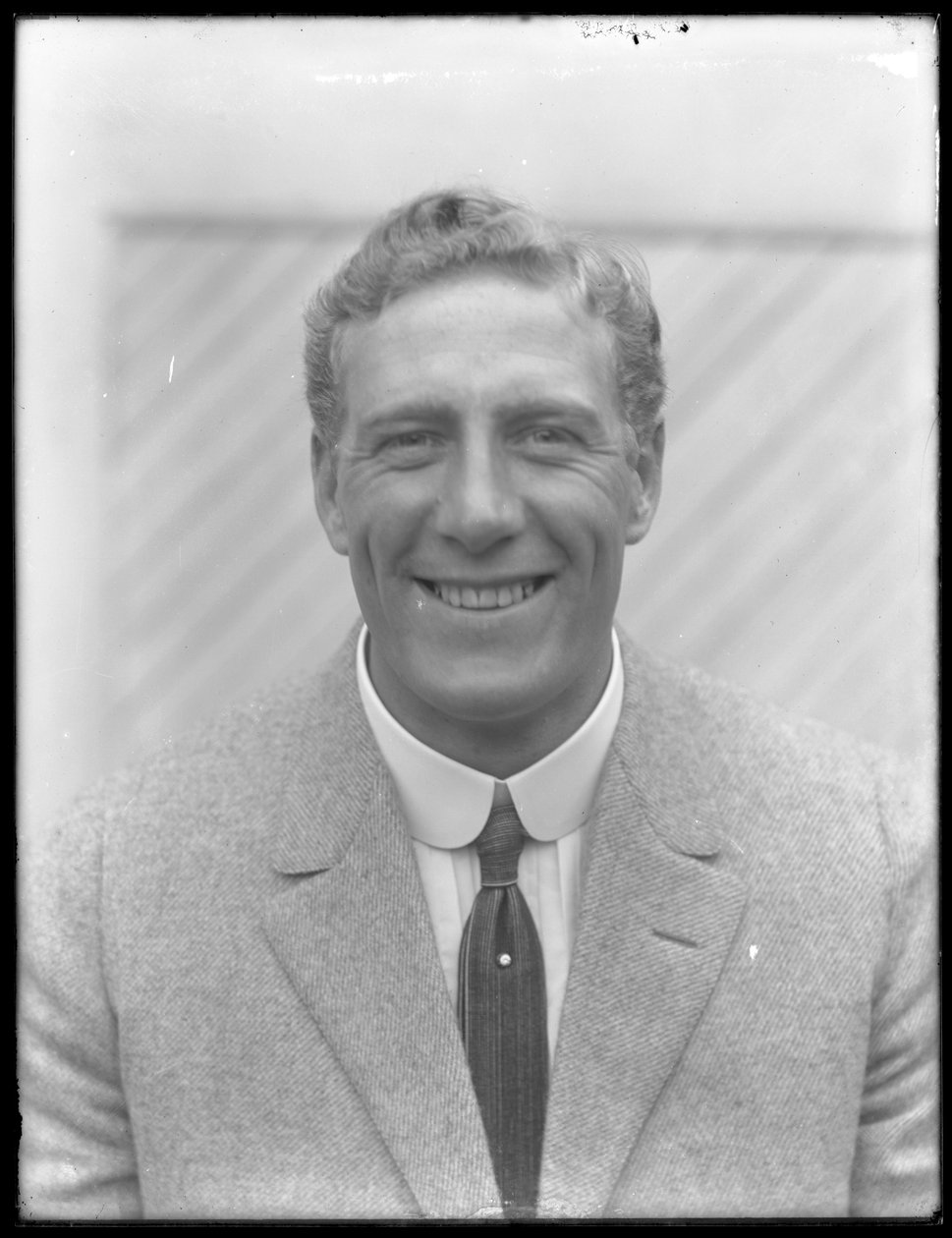 Nærbildeportrett av den engelske bokseren William Thomas Wells (Bombardier Billy Wells) i en tweed-drakt, ca. 1911 av William Davis Hassler