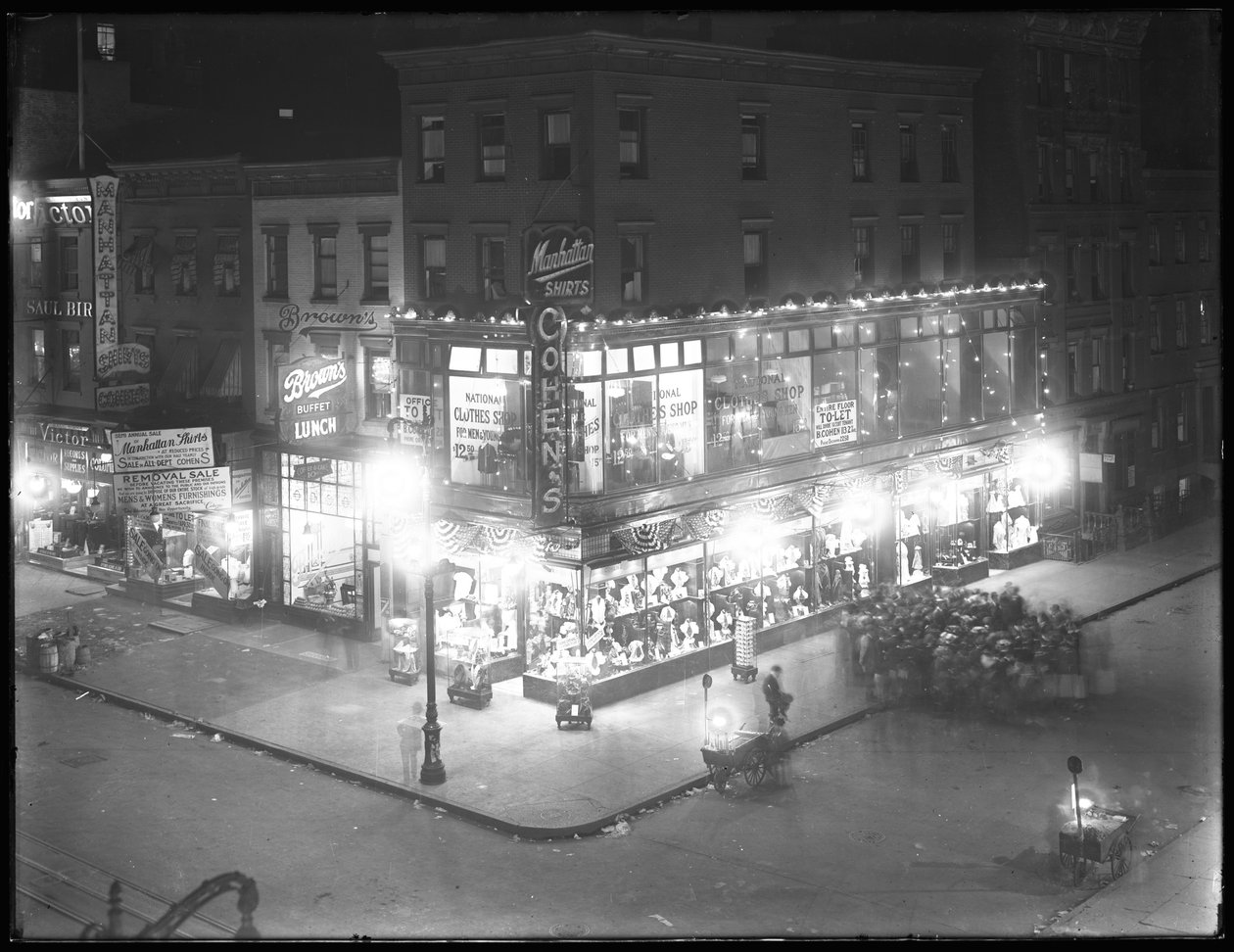 Cohens klesbutikk med opplyste utstillingsvinduer, Second Avenue og 7th Street, New York City, 16. september 1916 av William Davis Hassler