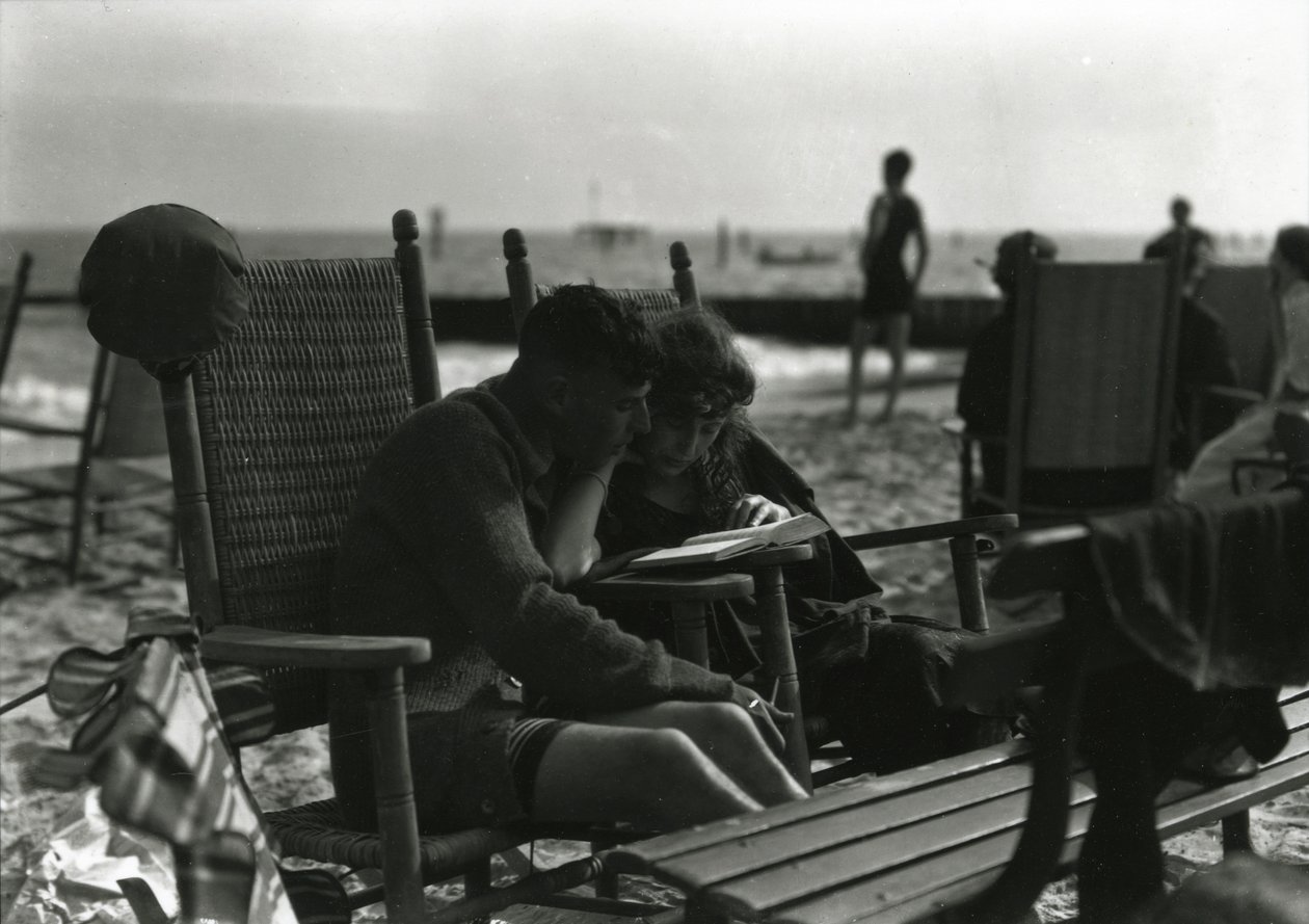 Par som leser på stranden, Coney Island, ca. 1910-21 av William Davis Hassler
