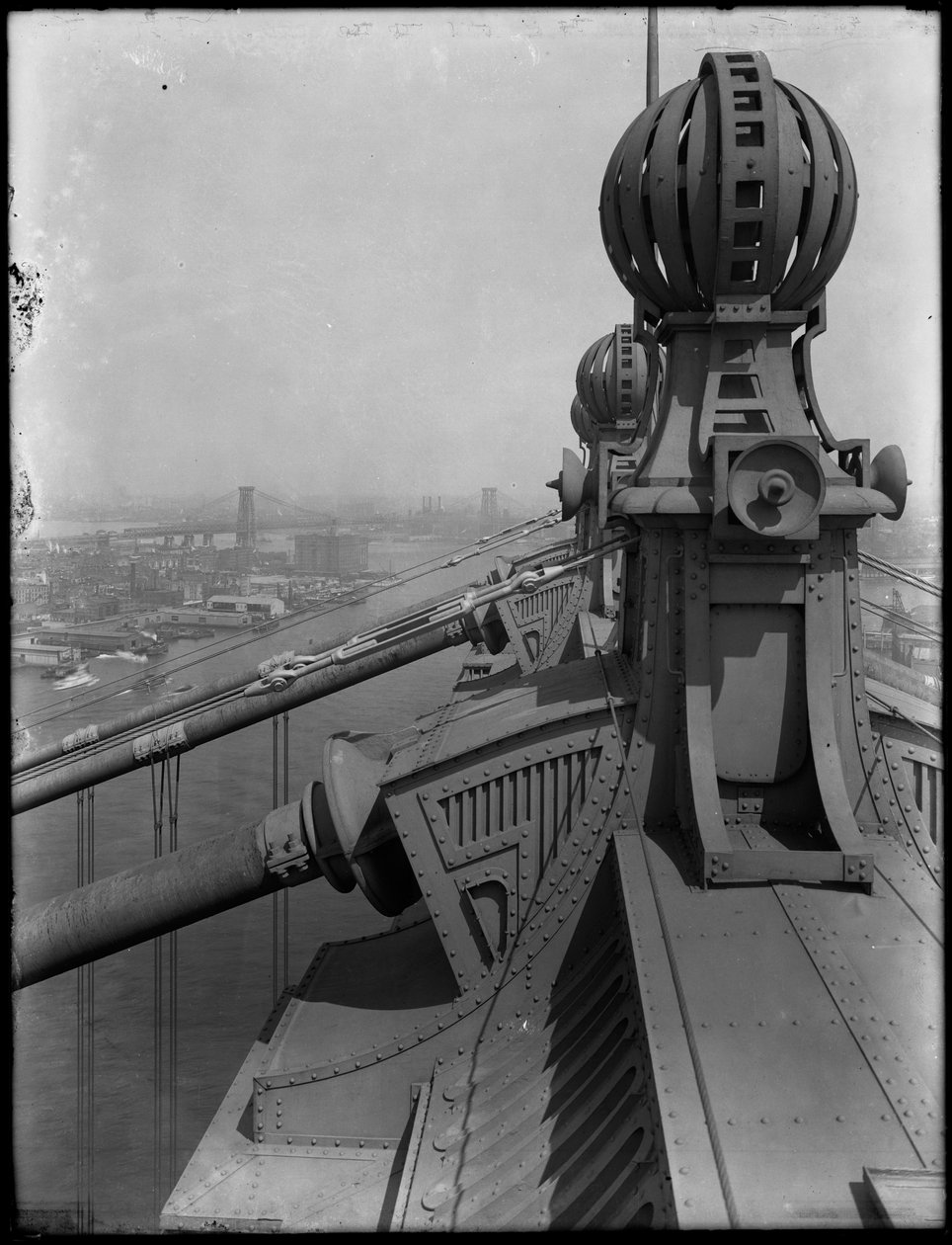 Detalj av avslutningene på toppen av Manhattan Bridge, 25. august 1914 bw-bilde av William Davis Hassler