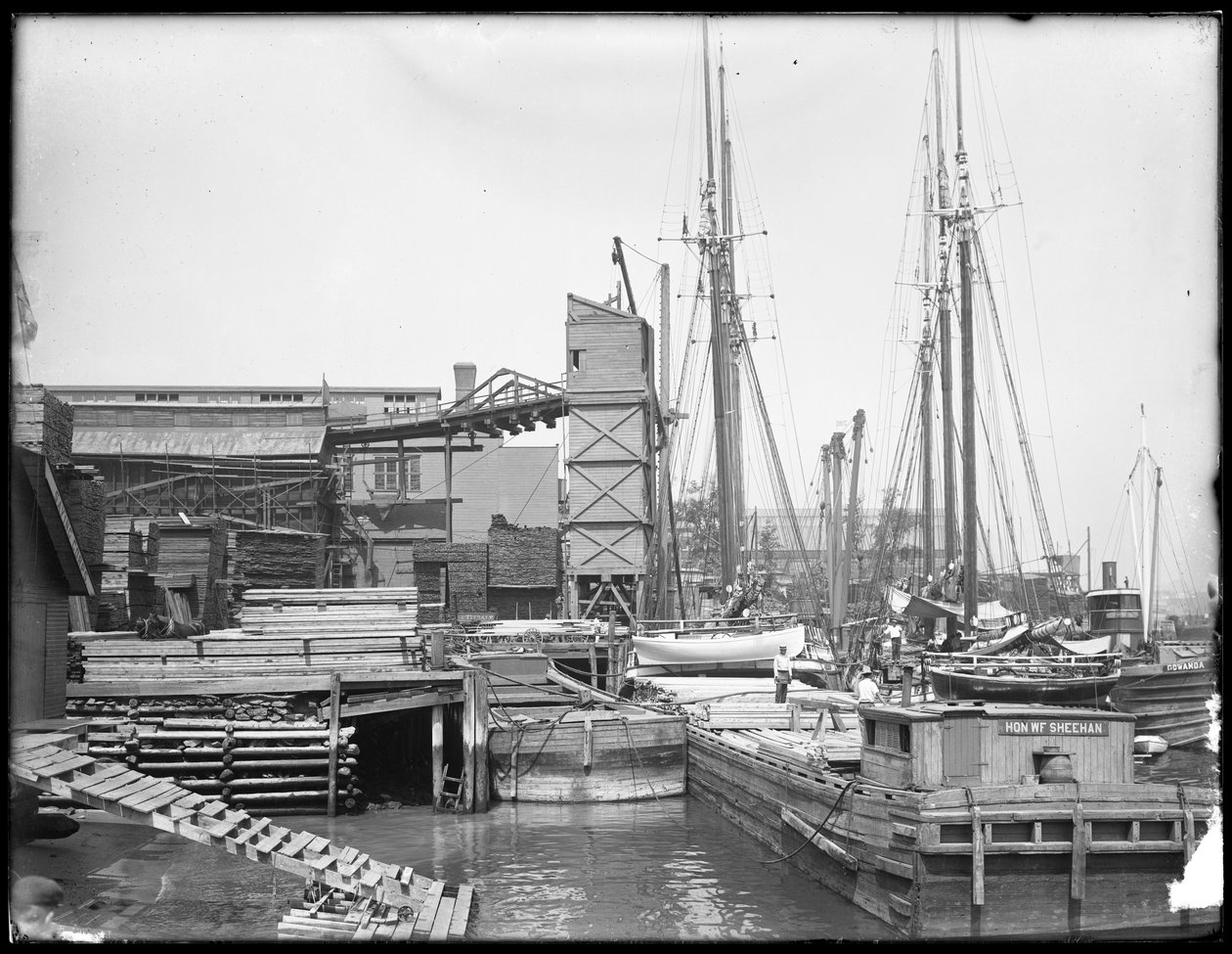 Havner og båter på uidentifisert vannkant, muligens Harlem River, Inwood, New York, ca. 1910 av William Davis Hassler