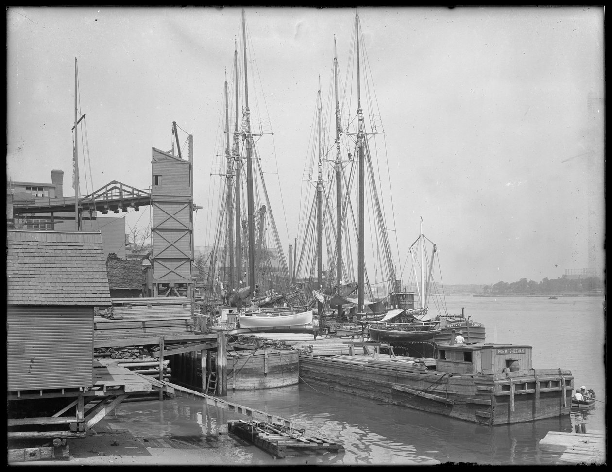 Havner og båter på uidentifisert vannkant, muligens Harlem River, Inwood, New York, ca. 1910 av William Davis Hassler