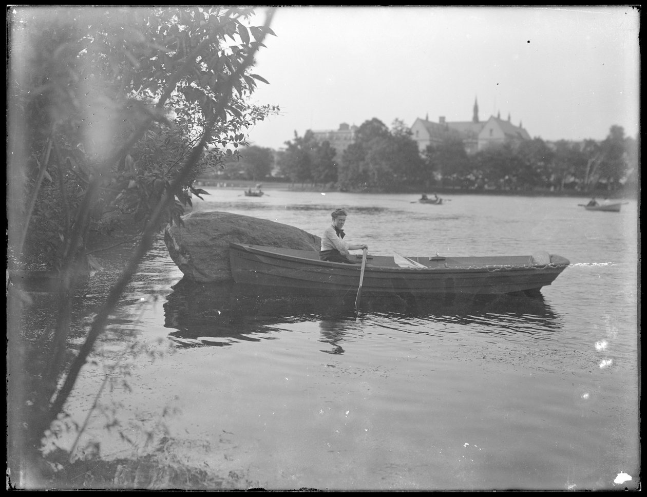 Ethel Gray Magaw Hassler i en robåt, Central Park, ca. 1912. av William Davis Hassler