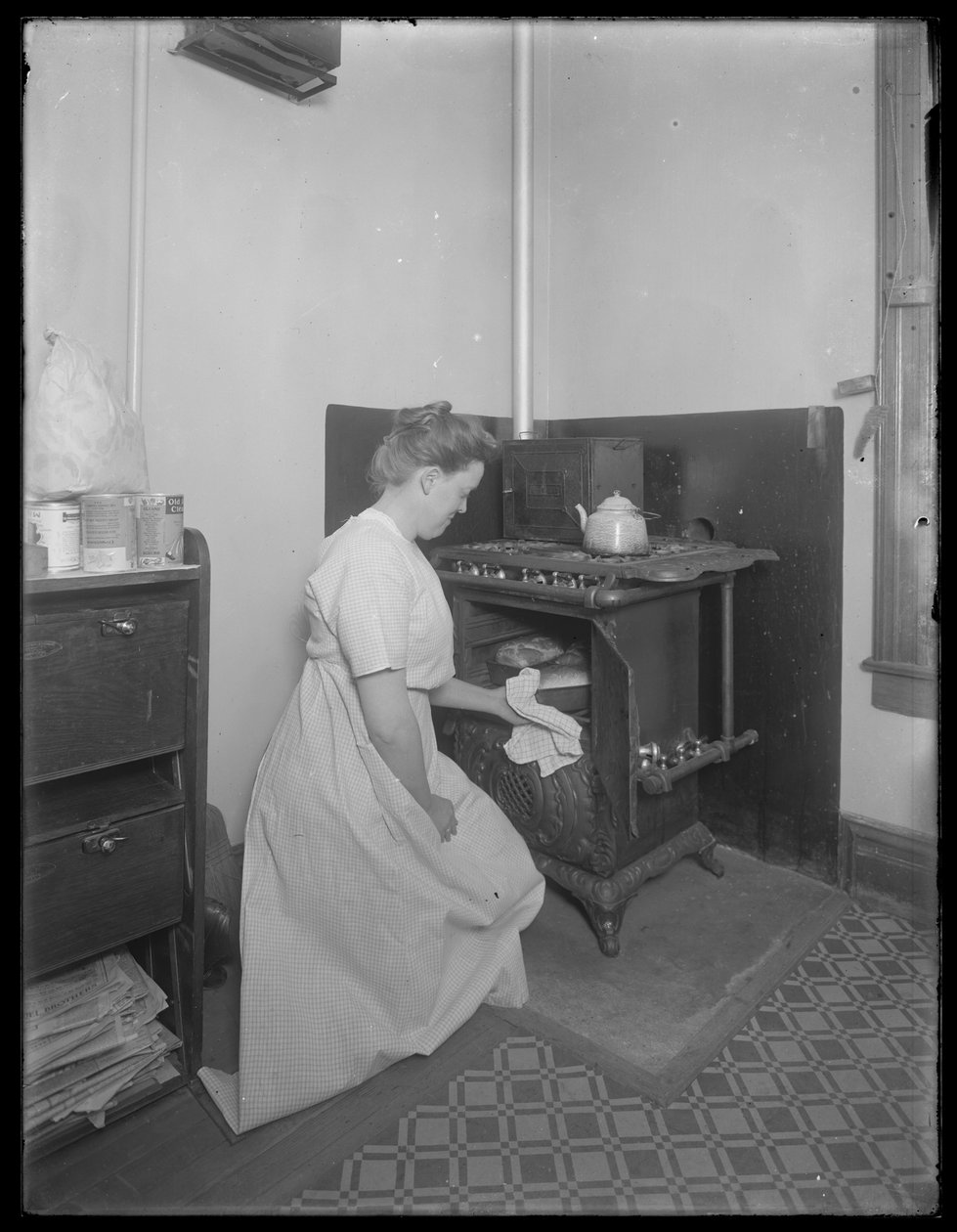 Ethel Gray Magaw Hassler tar brød fra ovnen, ca. 1913 av William Davis Hassler