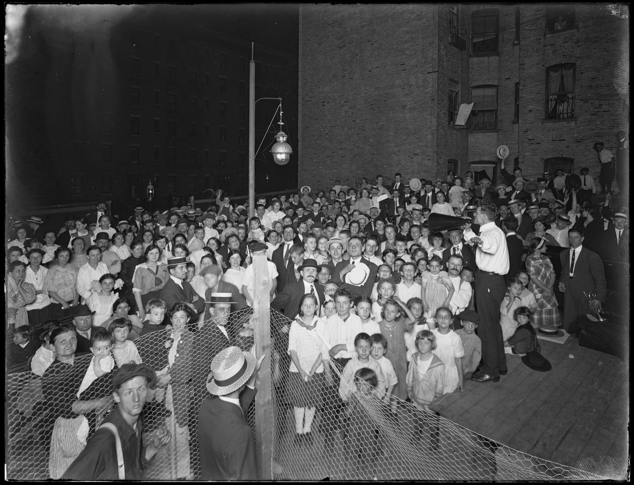 Evangelistic Society-møte, East 79th Street og Avenue A, New York City, 24. juli 1914 av William Davis Hassler
