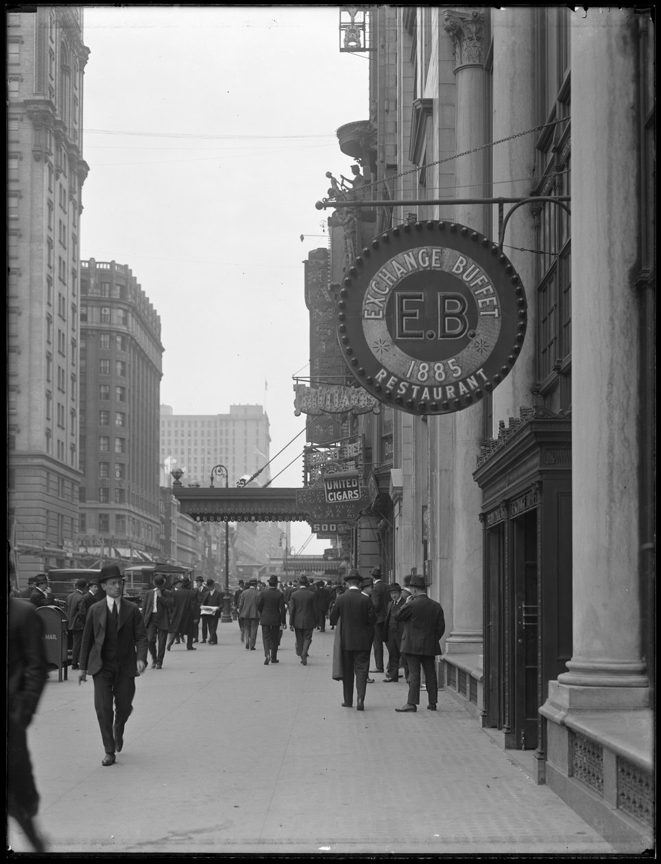 Byttebuffetskilt på 220 W. 42nd Street, New York City, 2. mai 1916 av William Davis Hassler