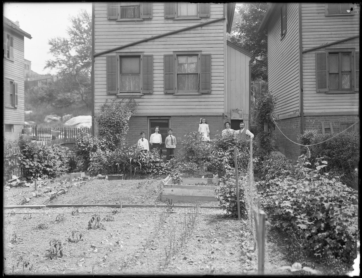 Familien poserer ved siden av grønnsakshagen i bakgården, Inwood, New York, ca. 1910 av William Davis Hassler