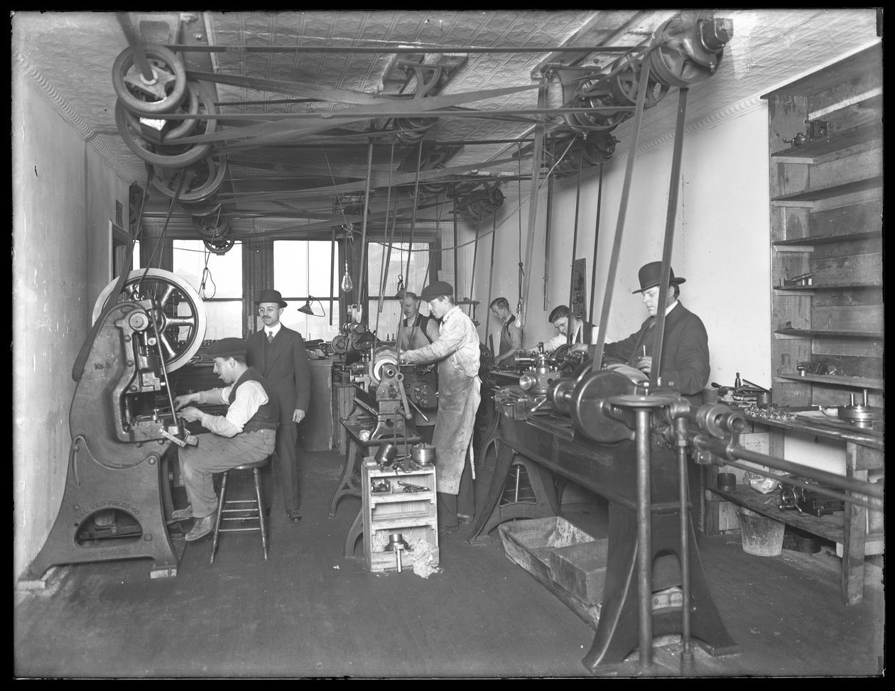 Verksted i femte etasje, Geyser Electric Water Heater Company, 42 Hudson Street, New York City, 31. desember 1914 av William Davis Hassler