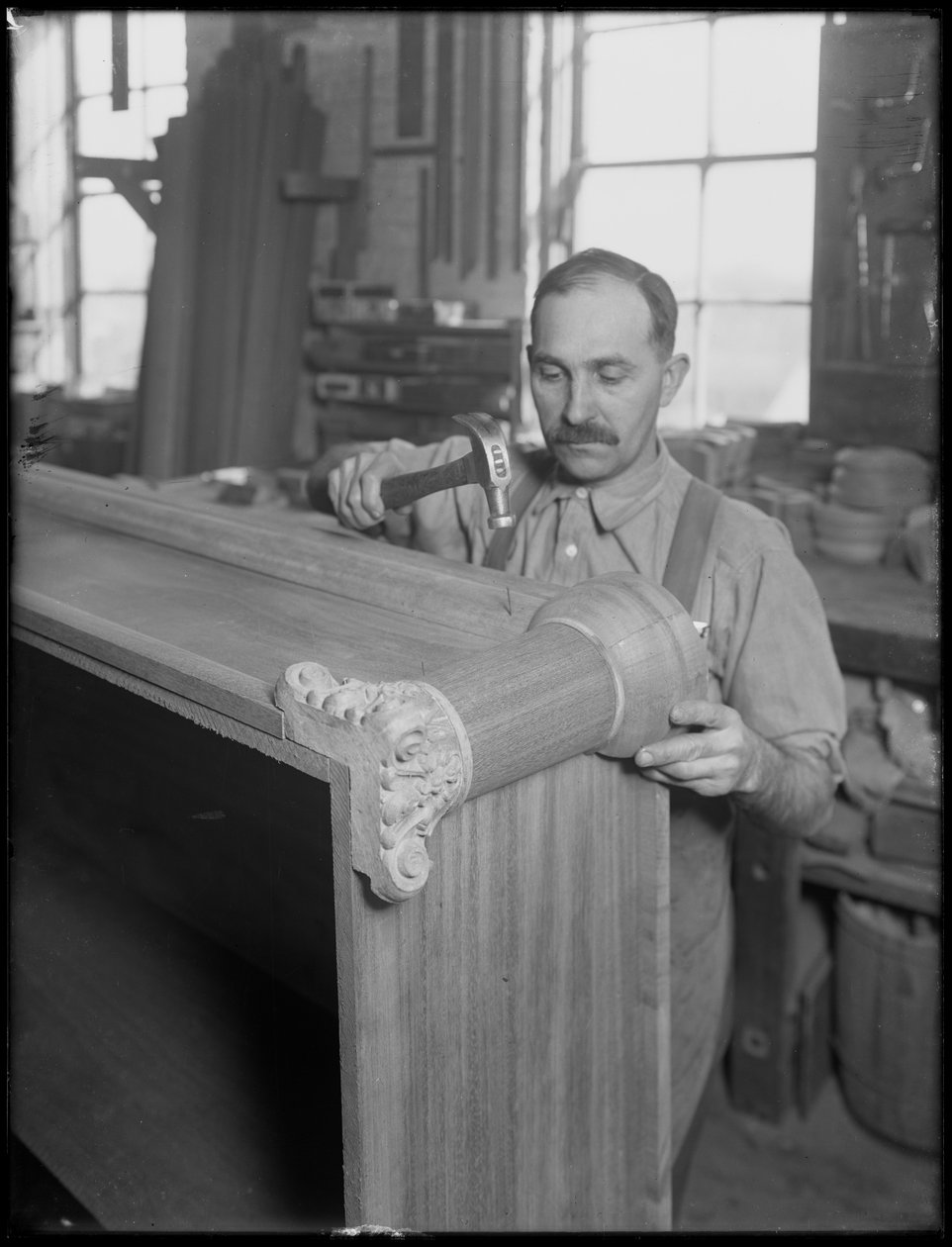 Montering på ornamentet til et treskrin, Oneida, New York, 3. april 1916 av William Davis Hassler