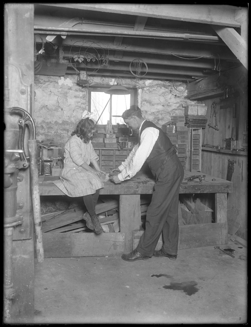 Frank P. Hassler og Mary Hassler i kjelleren, Glen Ellyn, ca. 1912 av William Davis Hassler