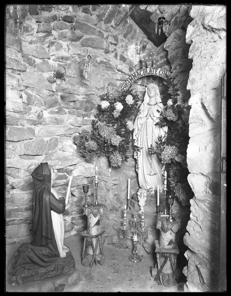 Grotte med helligdom til Jomfru Maria, Seton Hospital, Spuyten Duyvil, Bronx, 2. november 1914 av William Davis Hassler