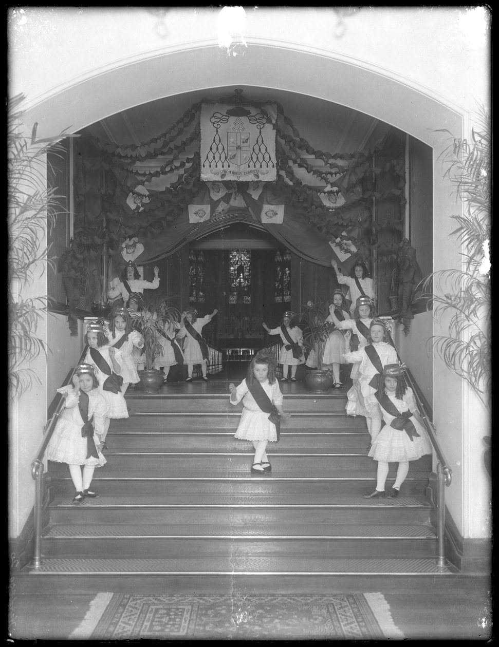 En gruppe småjenter poserte på «trappen til kapellet», sannsynligvis det romersk-katolske orphan asylum, Kingsbridge, Bronx, ca. 1911 av William Davis Hassler
