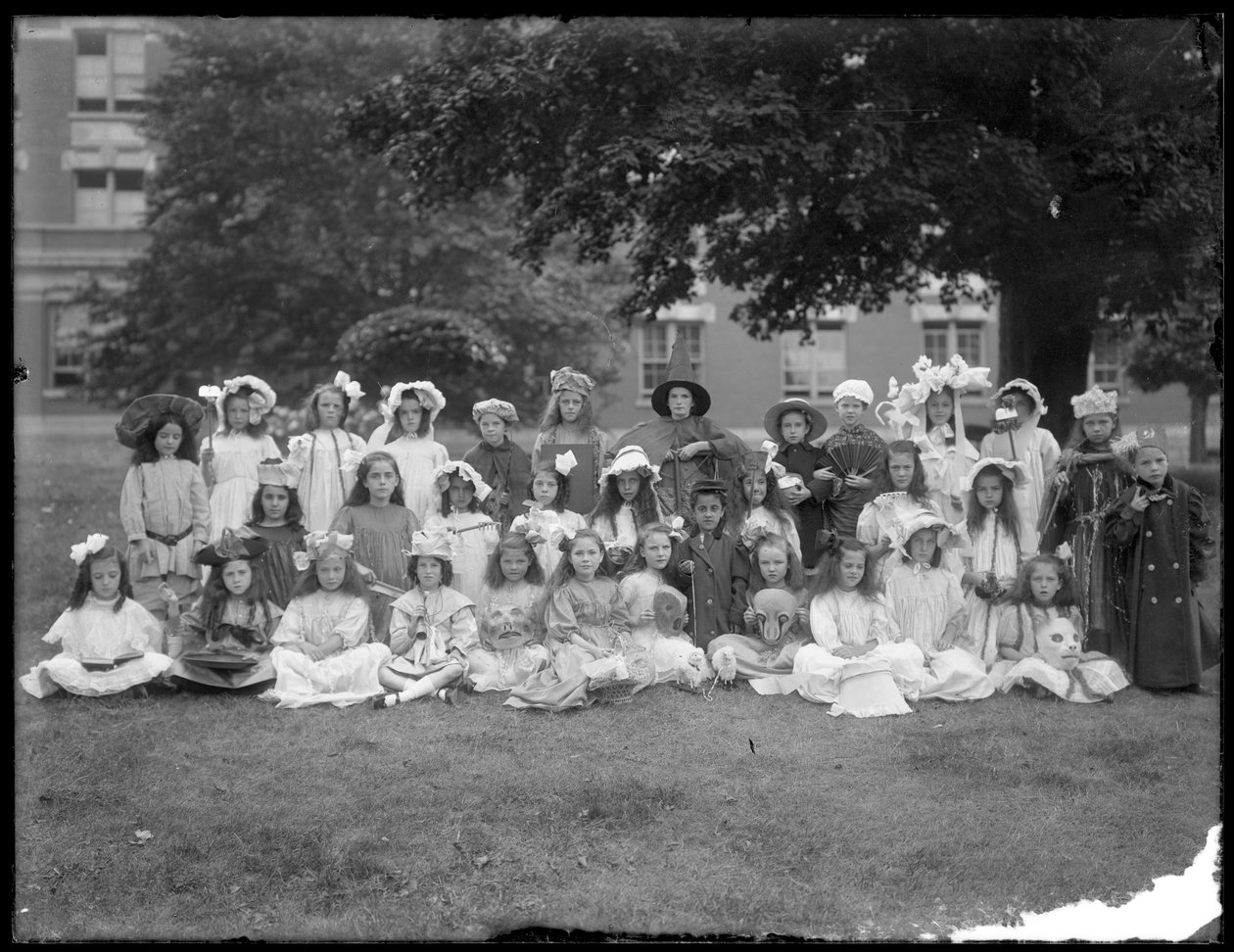 Gruppeportrett av barn fra det romersk-katolske orphan asylum, Kingsbridge, Bronx, i fancy kjole til en Mother Goose-fest, ca. 1910 av William Davis Hassler