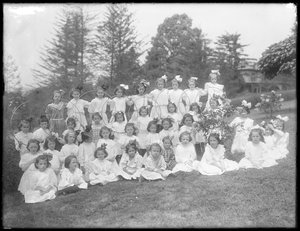 Gruppeportrett av uidentifiserte små jenter, sannsynligvis det romersk-katolske orphan asylum, Kingsbridge, Bronx, ca. 1910 av William Davis Hassler