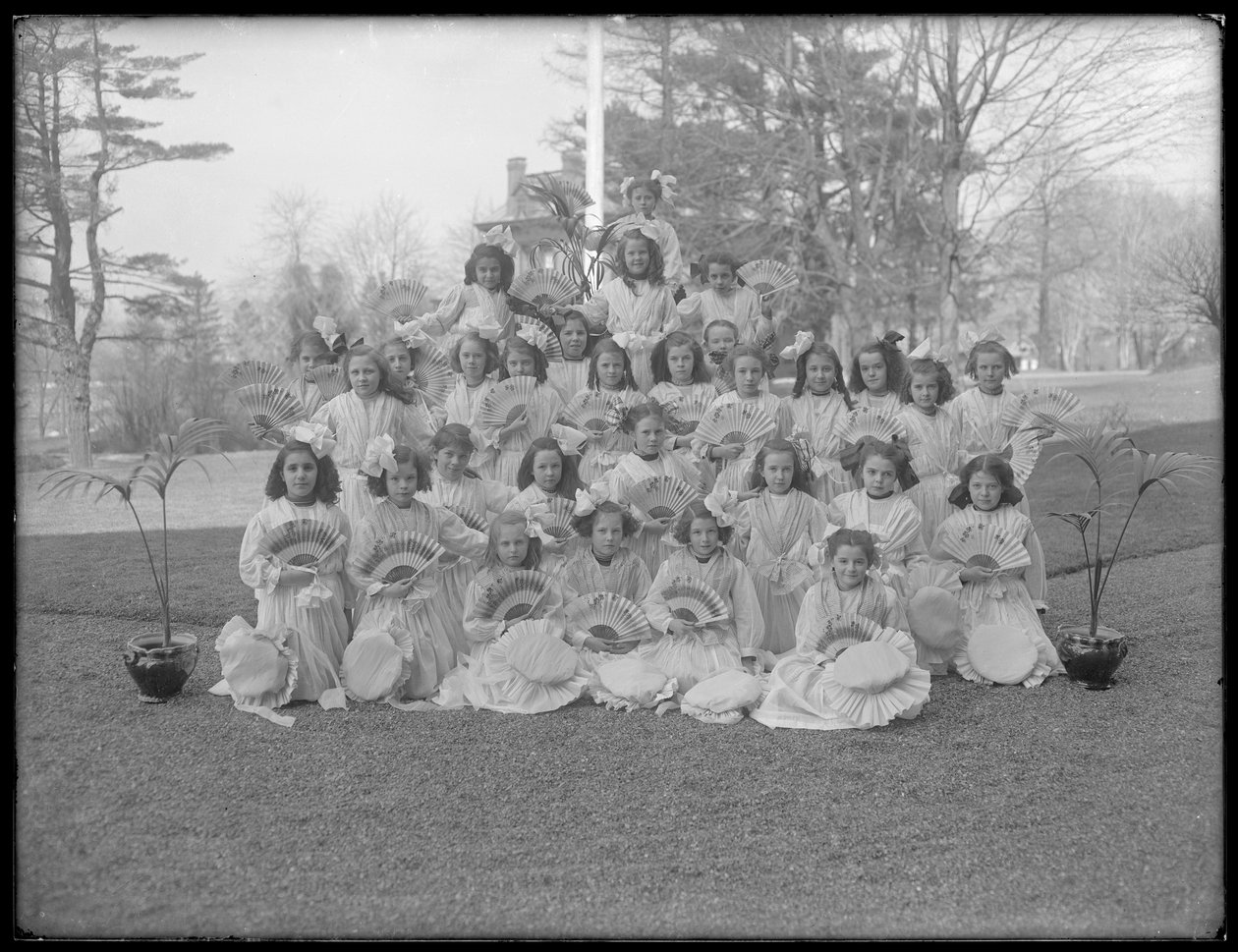 Gruppeportrett av uidentifiserte små jenter, sannsynligvis det romersk-katolske orphan asylum, Kingsbridge, Bronx, ca. 1911 av William Davis Hassler