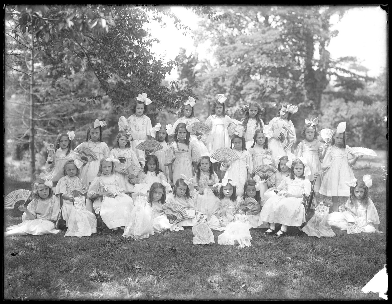 Gruppeportrett av uidentifiserte små jenter, sannsynligvis det romersk-katolske orphan asylum, Kingsbridge, Bronx, ca. 1910 av William Davis Hassler