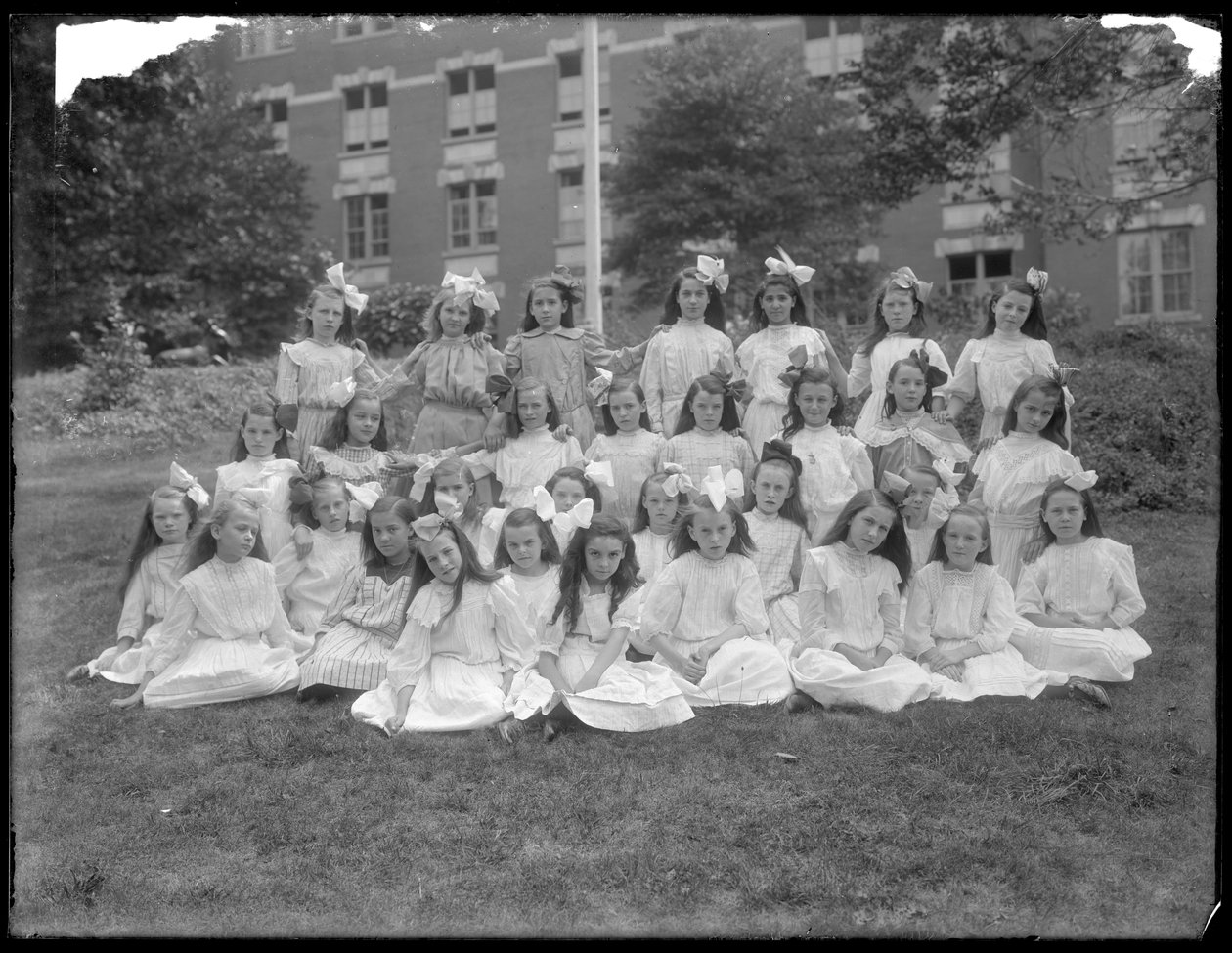 Gruppeportrett av uidentifiserte små jenter, sannsynligvis det romersk-katolske orphan asylum, Kingsbridge, Bronx, ca. 1910 av William Davis Hassler